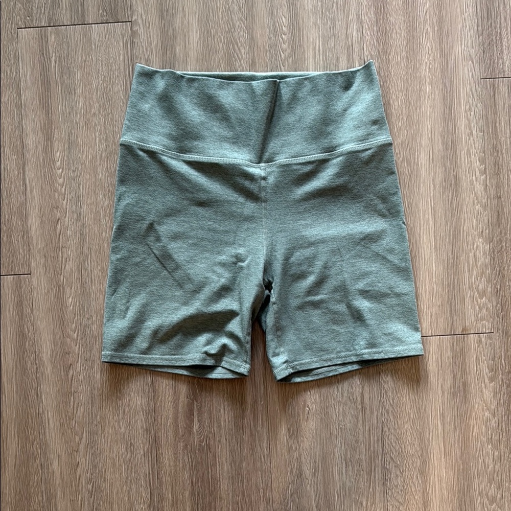 Vuori clean elevation 6in biker shorts size medium